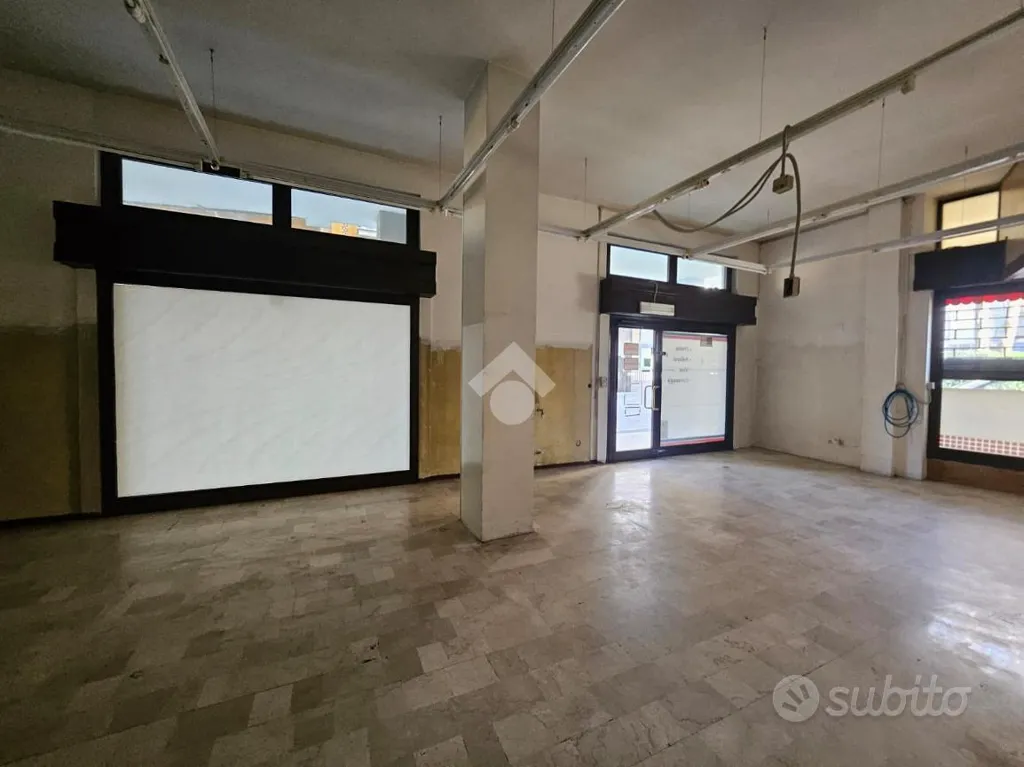 Toad - Commercial Space with Four Frontage Windows in Lumezzane