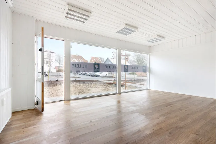 Pièces - Retail Unit with Large Windows in Hjørring