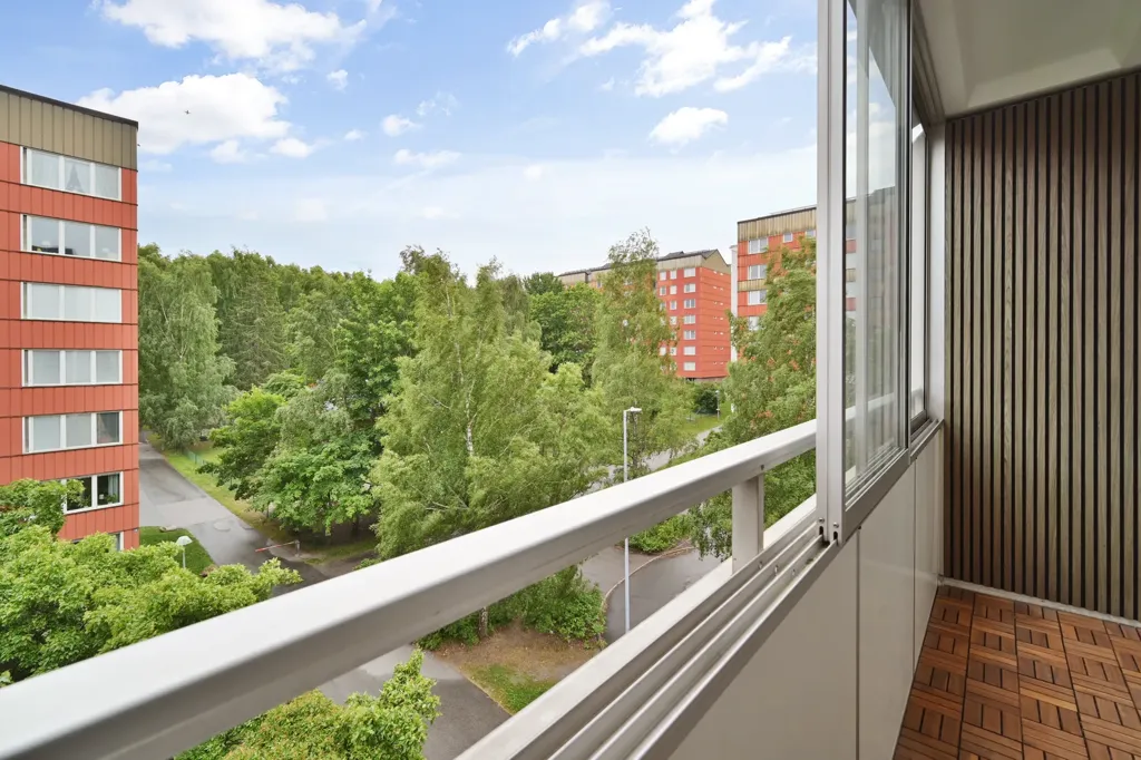 Balcone - Modernised Penthouse with Balcony in Upplands Väsby