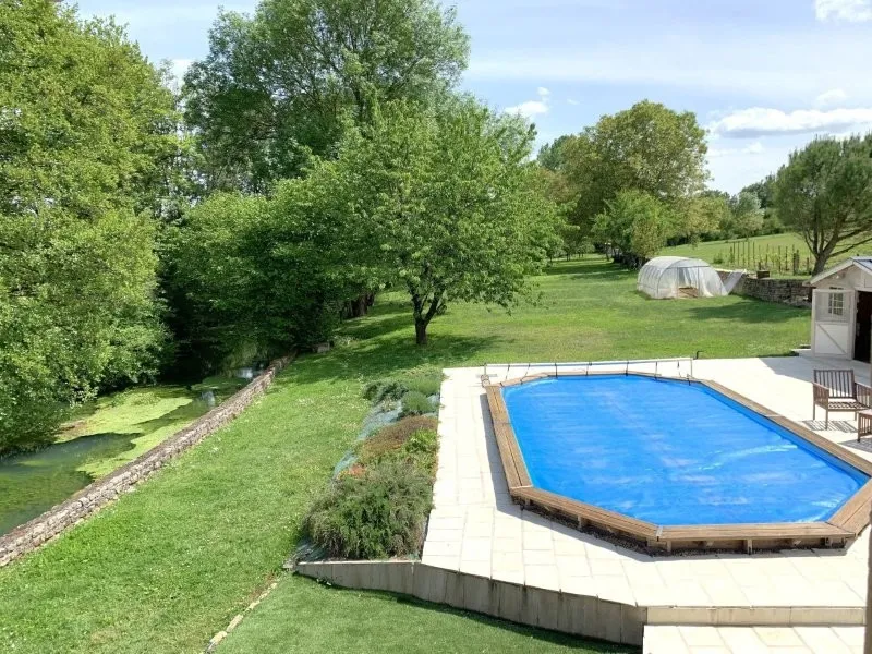 Piscine - Moulin Rénové avec Piscine et Parc près de Niort