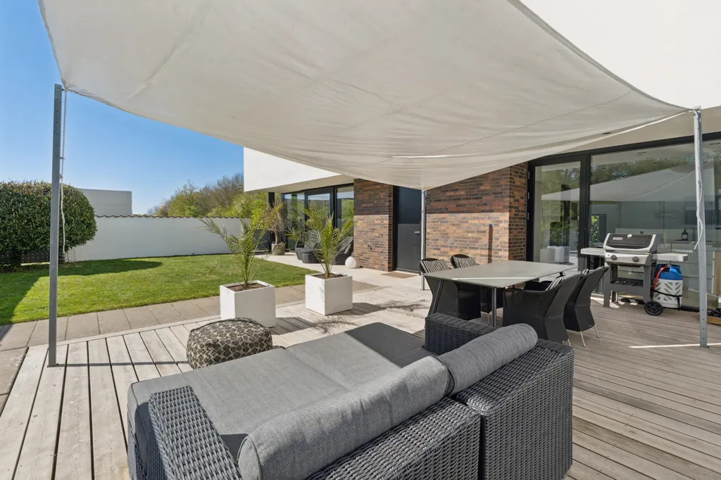 Terrasse - Villa with Garden and Forest View in Trekroner