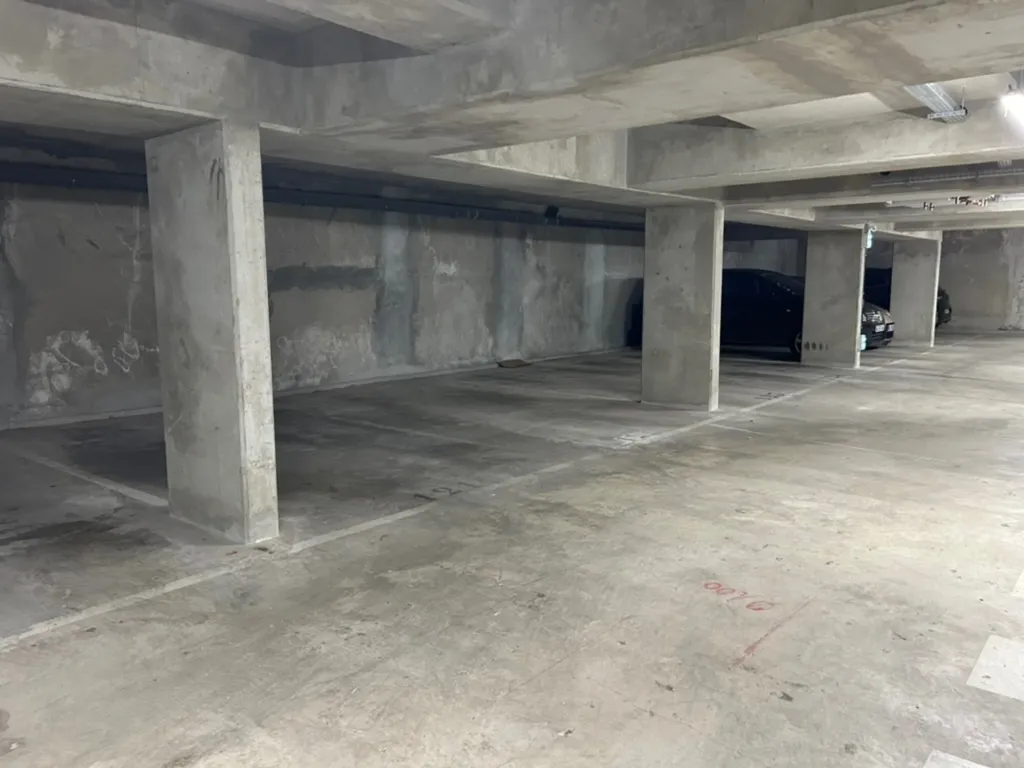 Garage - 3-Bed Apartment with Balcony in Val d'Europe