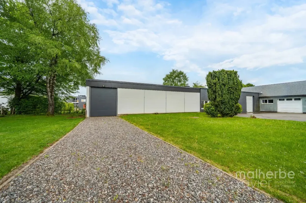 Extérieur - Ensemble Immobilier Rénové avec Habitation et Garages à Elsenborn