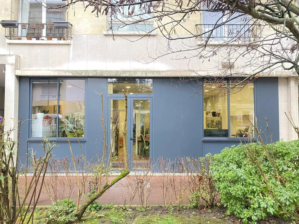 Extérieur - Surface Commerciale Traversante avec Parking à Bruxelles