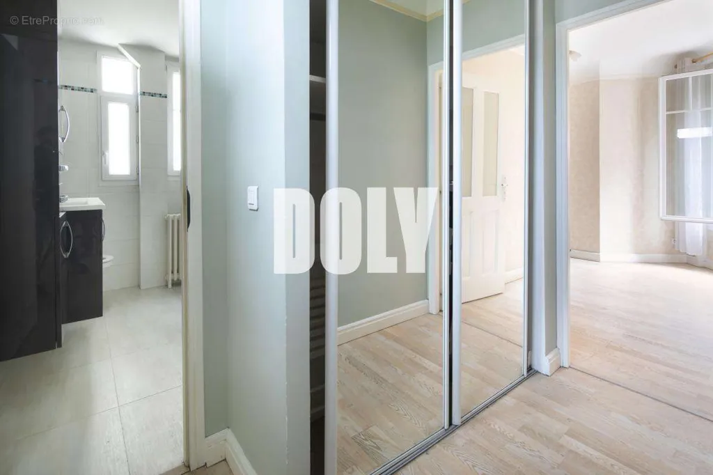 Esik - Charming 2-Bed Flat with Courtyard View in Asnières
