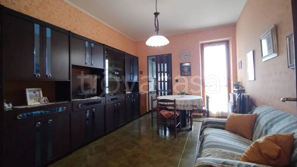 Séjour - Spacious Apartment with Balcony Views in Torino