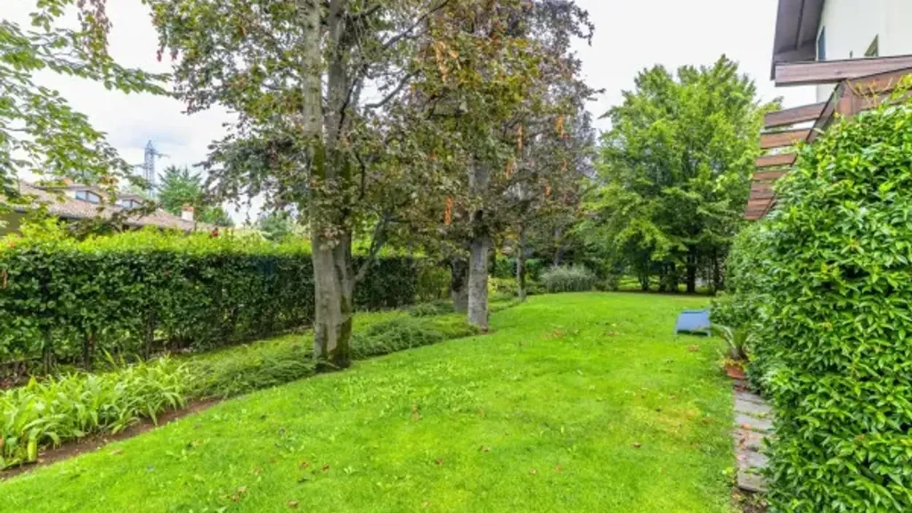 Giardino - Villa indipendente con piscina nel residence a Brembate di Sopra