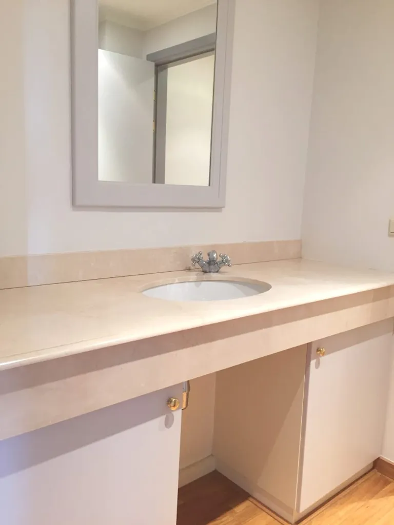 Salles de bain - Appartement Élégant avec Terrasse dans le Quartier des Ambassades