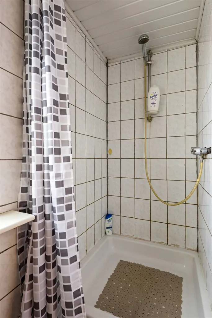 Salles de bain - Maison à Renover avec Jardin à Mortsel