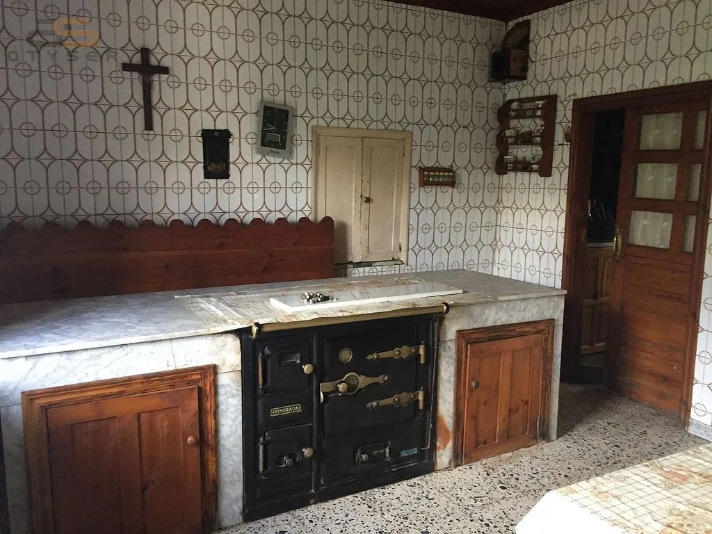 Cucina - Rustic House with Stream in Begonte
