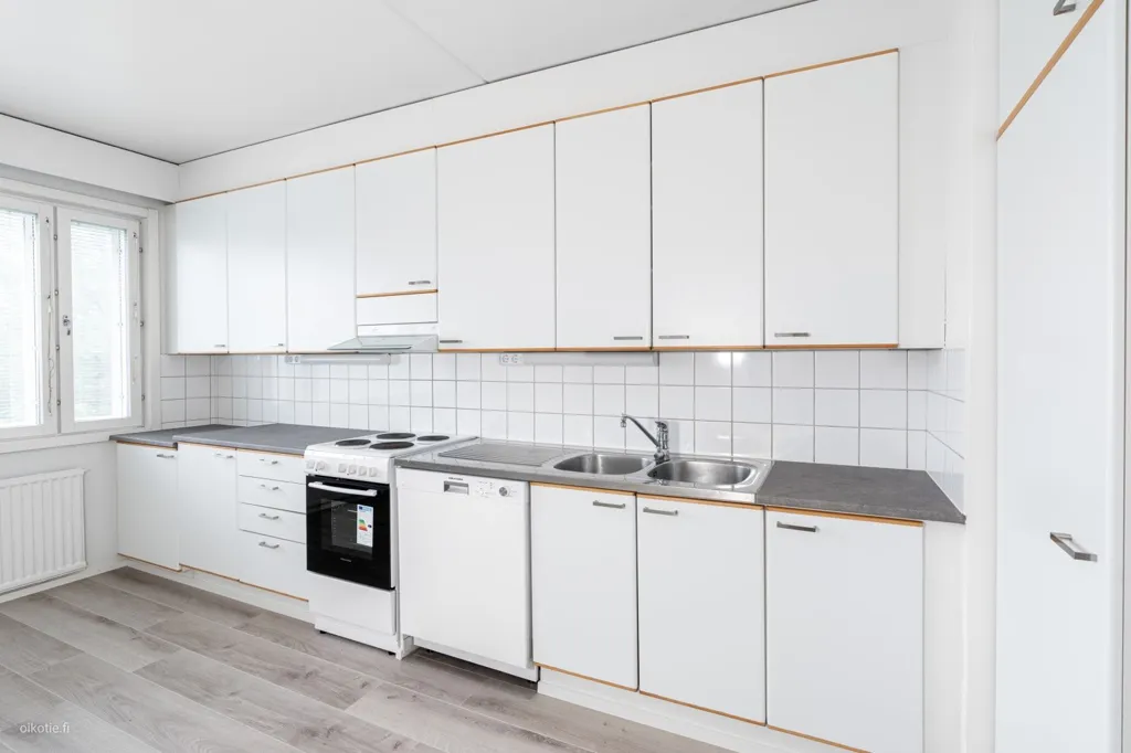 Cuisine - Spacious Apartment with Balcony in Kaukajärvi
