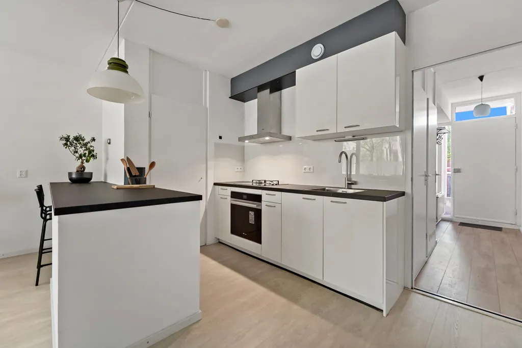 Cucina - Modernised 2-Bedroom Flat with Church Tower View in Delft