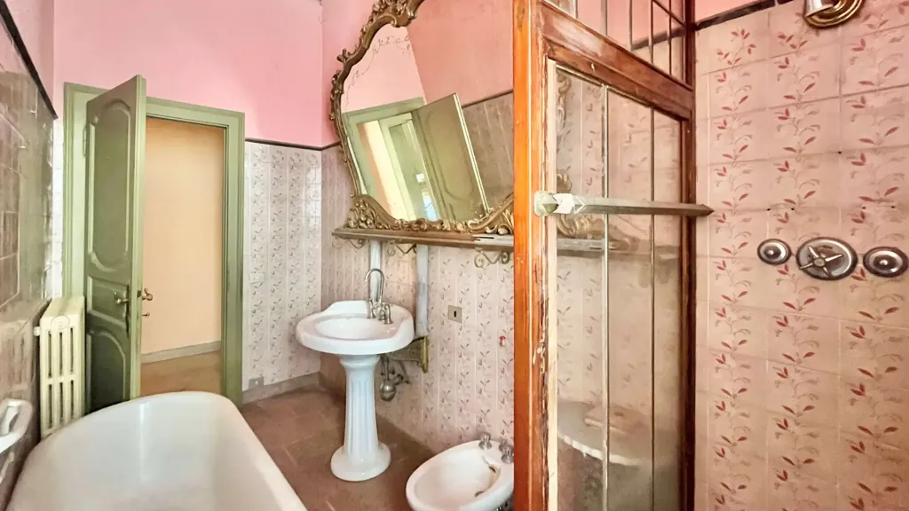 Bathrooms - Historic Villa with Private Garden in Intra