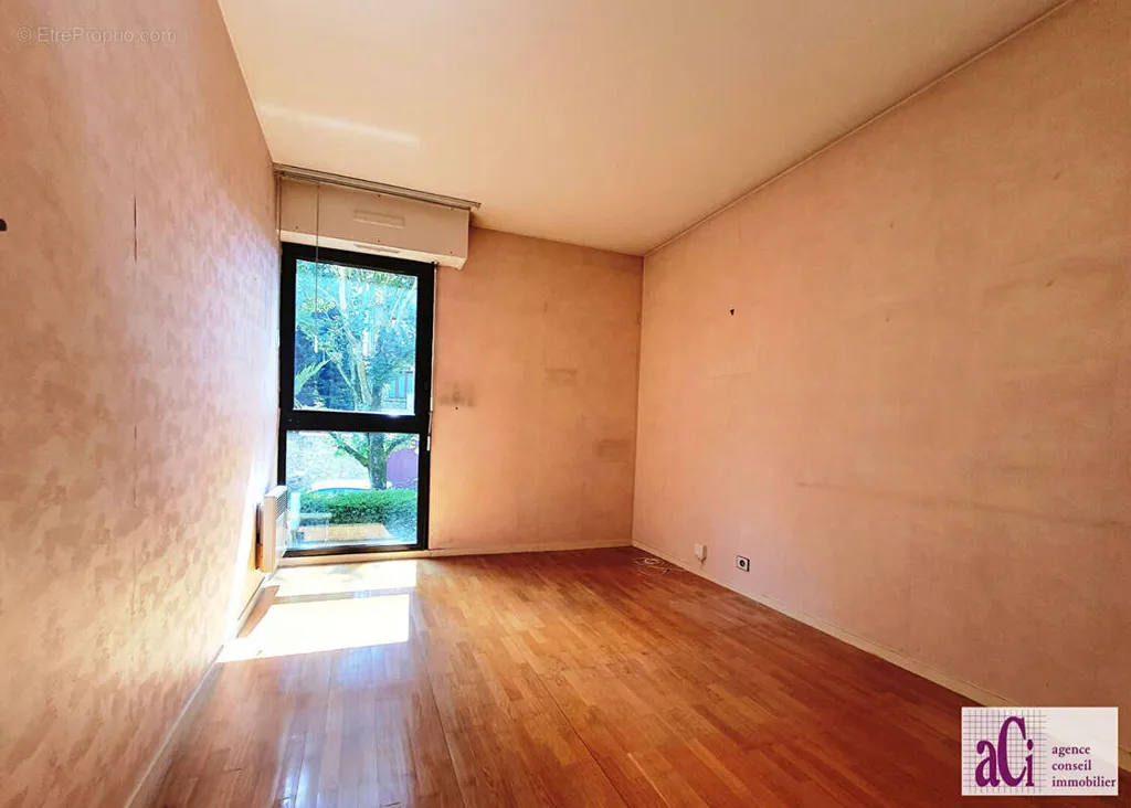 Toad - 4-Piece Apartment with Balcony in Chatillon