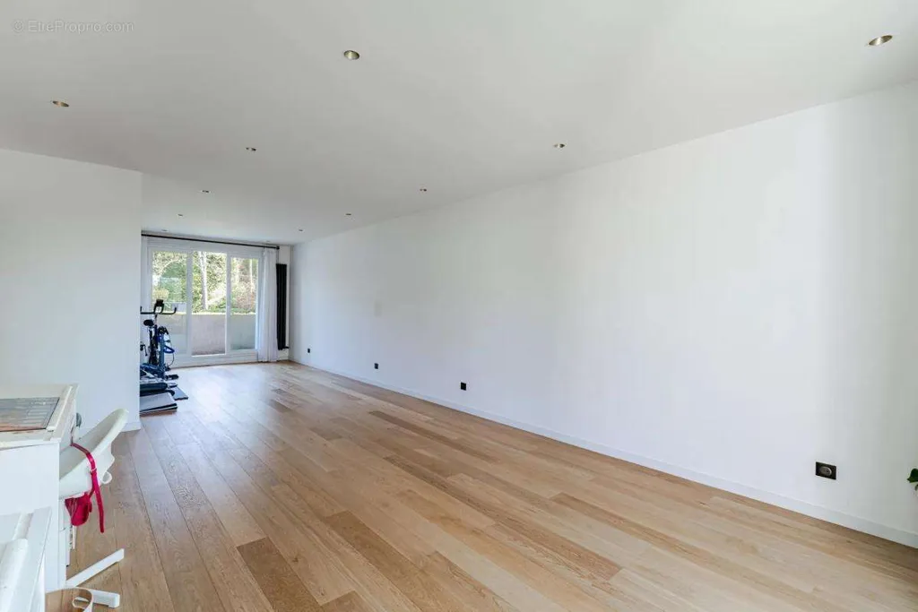 Séjour - Appartement F4 Lumineux avec Parking à Montmorency