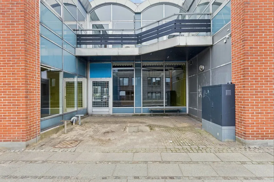 Välivaade - Retail Unit with Large Windows in Søndertorv