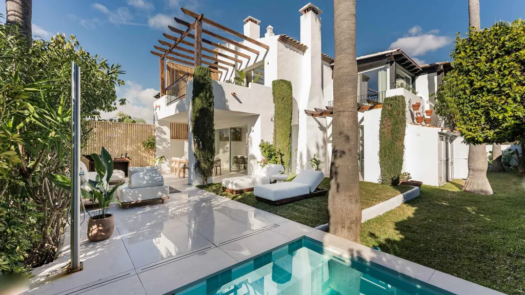 Piscine - Corner Semi-Detached Villa with Pool in Marbella