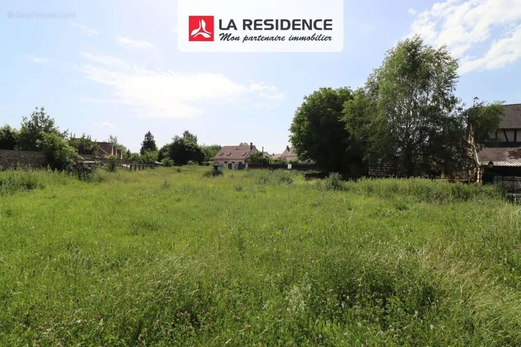 Aed - Non-Viabilised Plot with 41m Façade in Magny-En-Vexin