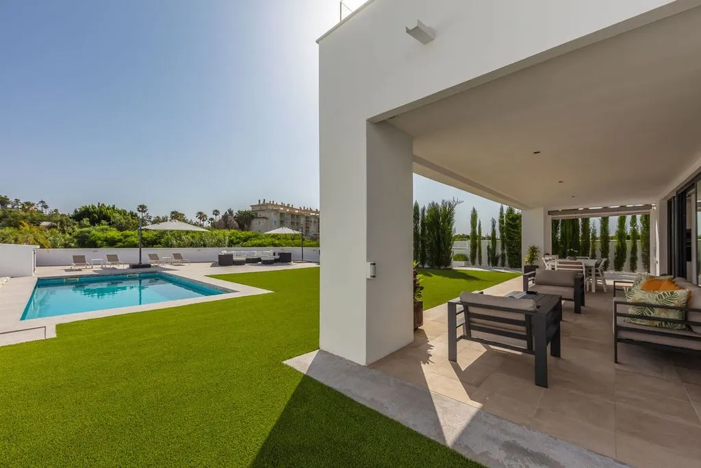 Piscine - Contemporary Villa with Sea View in La Duquesa
