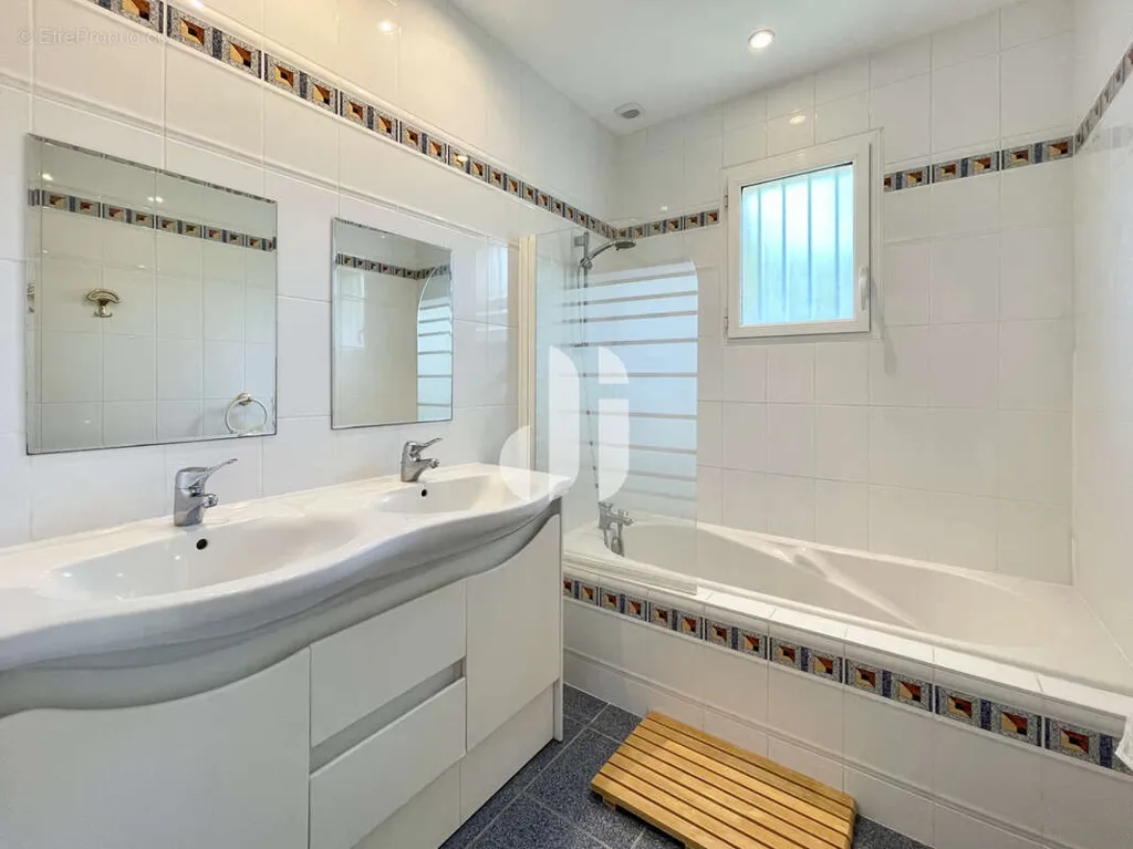 5-toaline maja asukohas Gradignan