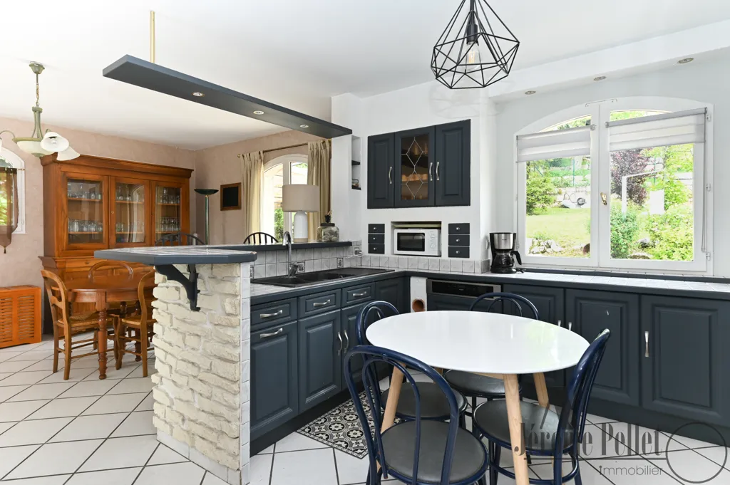 Köök - Semi-Basement House with Panoramic View in Communay