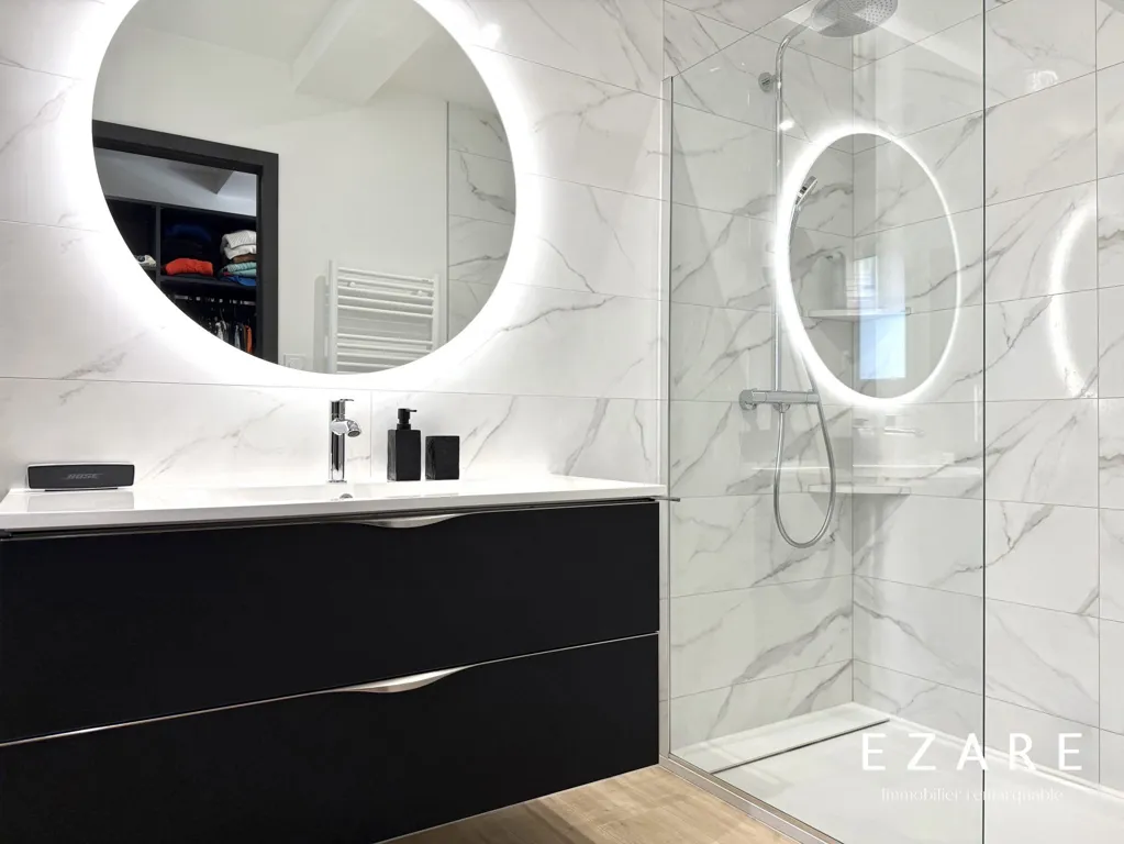 Salles de bain - Maison design avec piscine à la Côte de Beaune