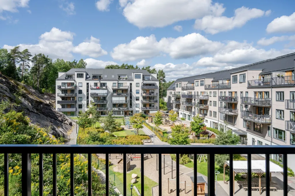 Balcone - Modern 4-Bedroom Flat with Balcony in Backadalsstigen