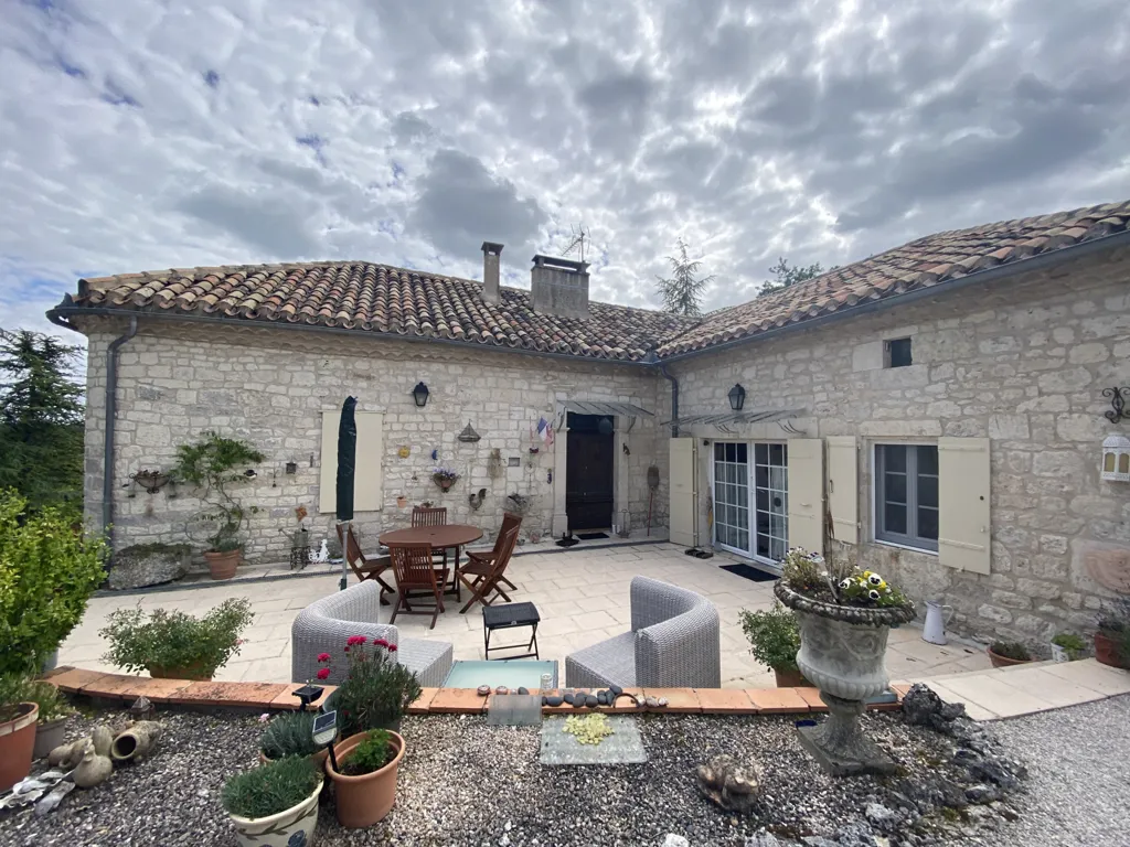 Terrasse - Maison en Pierre avec Piscine à Montaigu-de-Quercy