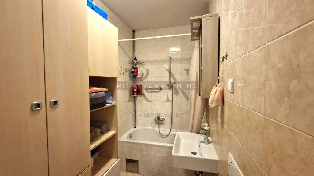 Salles de bain - Modern 2-Bedroom Flat with Parking in Prečko, Zagreb