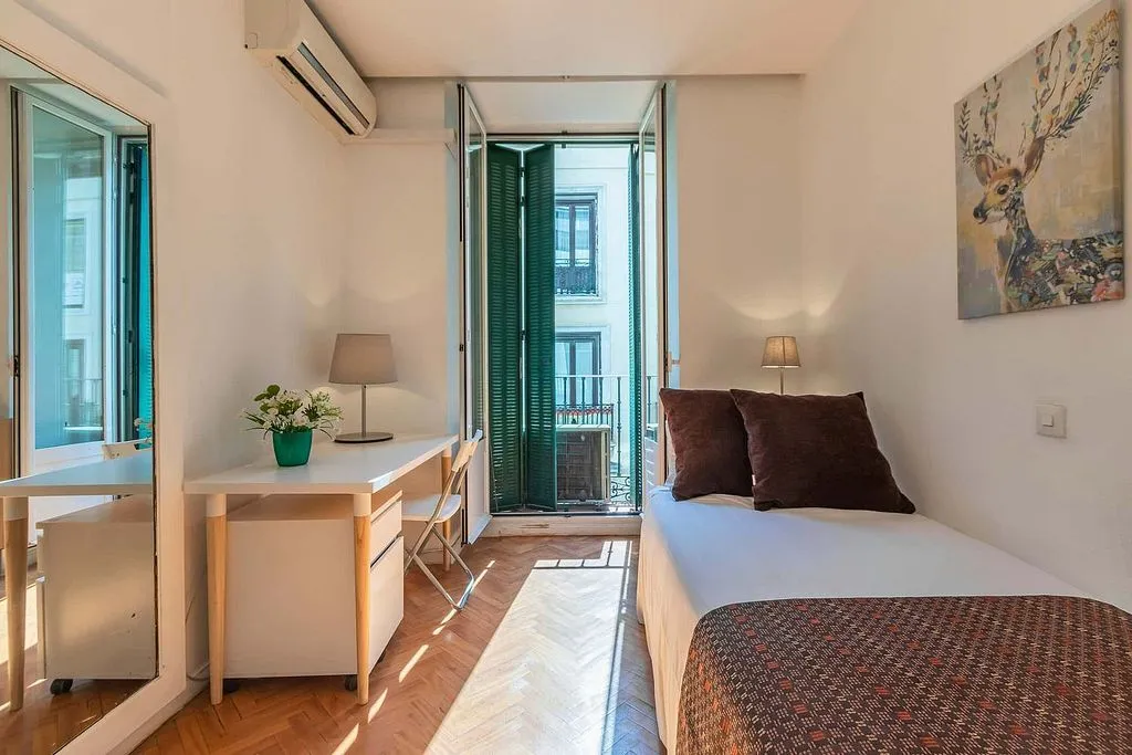 Bedrooms - Furnished Apartment with Terrace in Sol