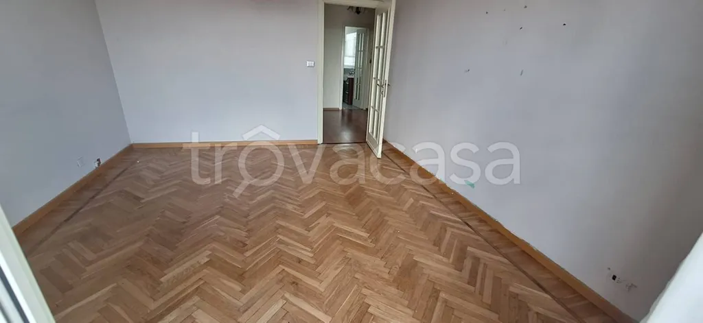 Rooms - Bright Trilocale with Balcony in Torino