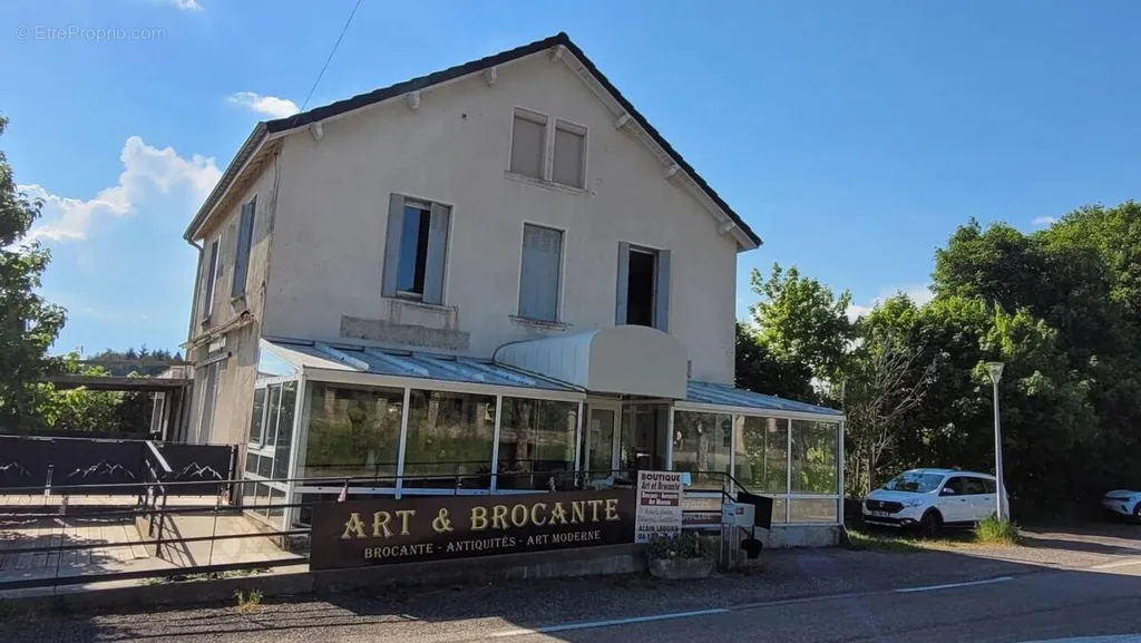 Välivaade - House with Commercial Space in Saint-Agrève