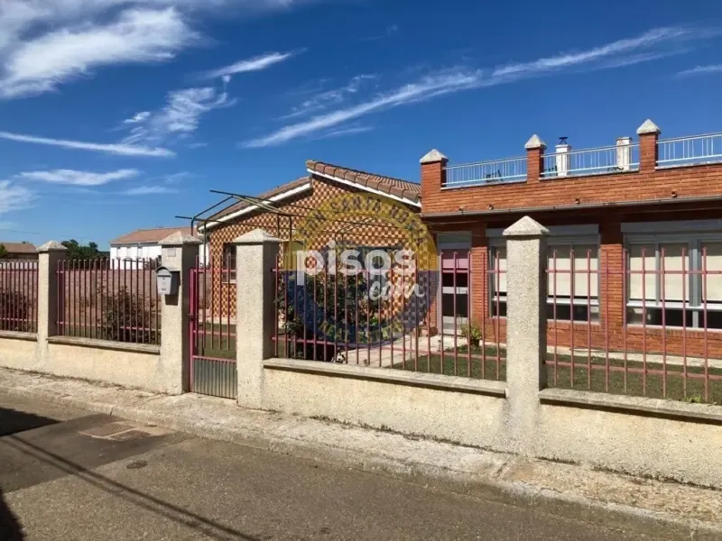 Exterior - 3-bedroom house in ES