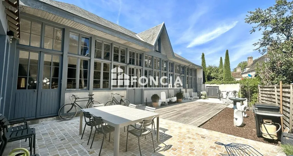 Terrazza - Artist's Studio with Cathedral View in Chartres
