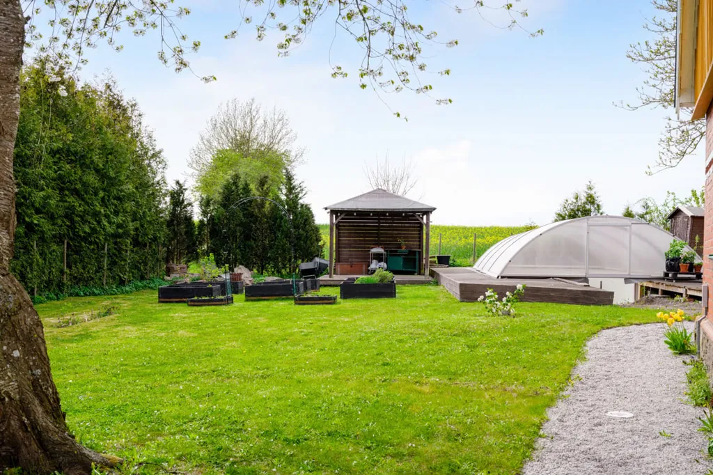 Jardin - Charmful Brick Villa with Garden in Grönby
