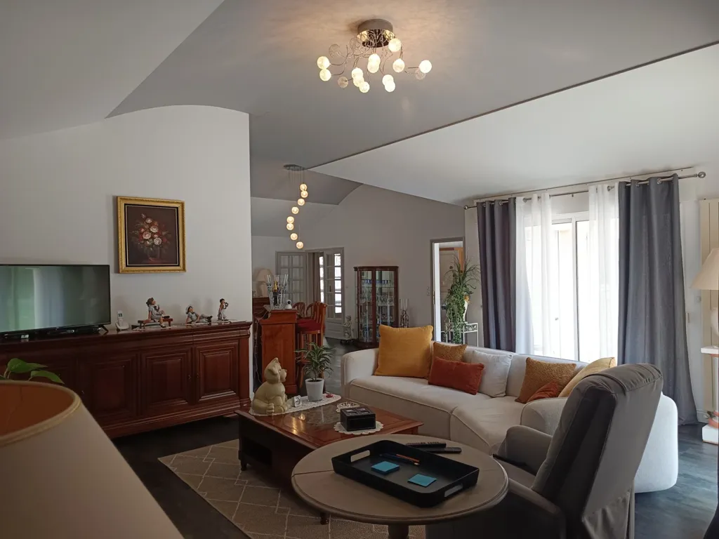Elutuba - Contemporary Villa with Pool in Idyllic Setting