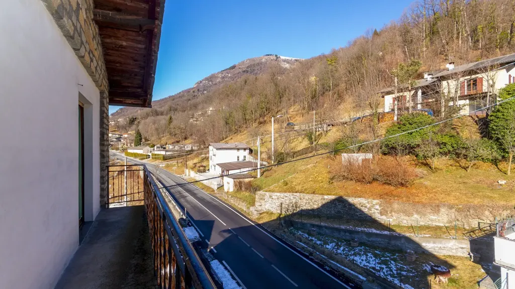 Balcon - Detached House with Three Garages in Frassino