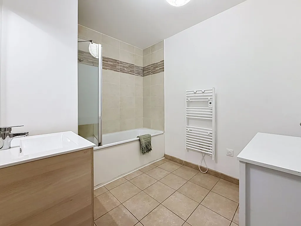Salles de bain - Appartement PMR avec Jardin à Lucé