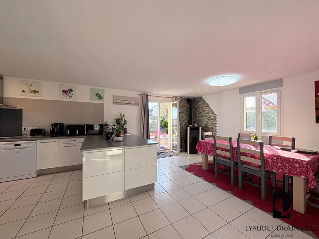 Cuisine - Maison avec Jardin Paysagé et Piscine à Renaison