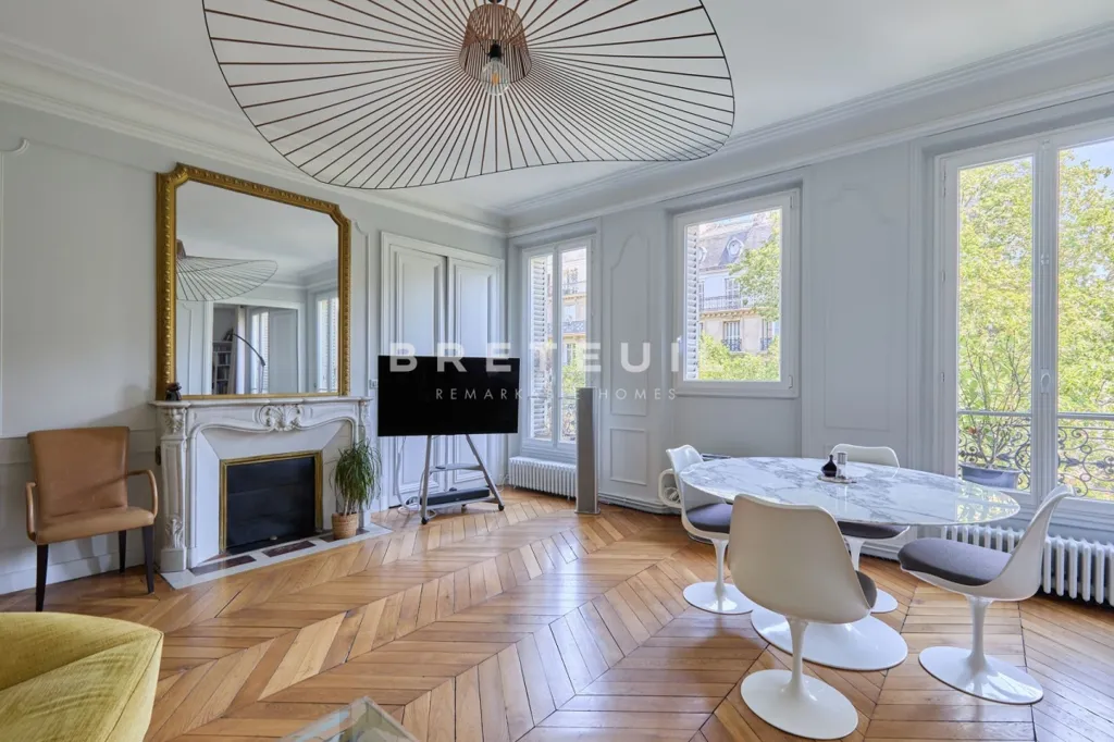 Elutuba - 4-Piece Parisian Flat with Balcony