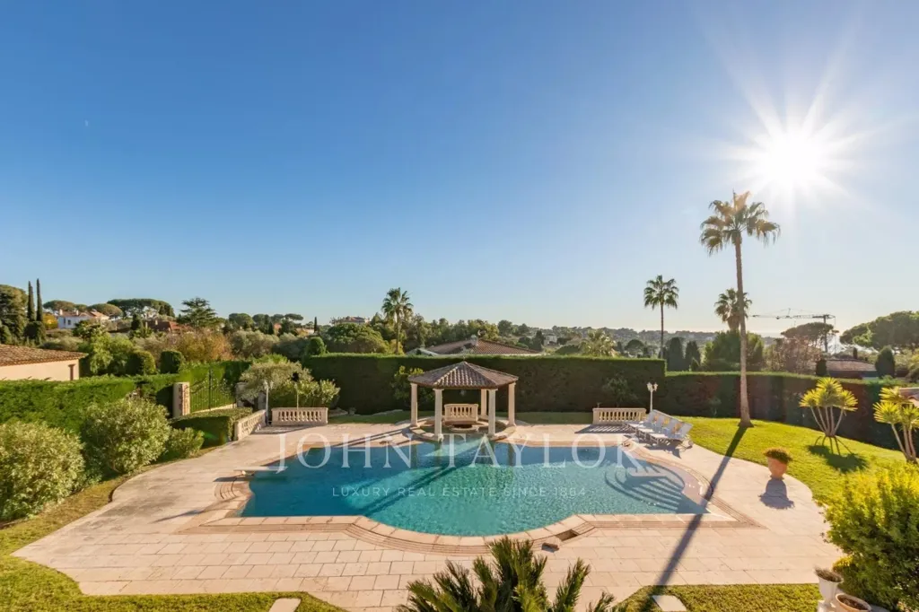 Piscine - Villa Luxueuse avec Vue Mer à Antibes