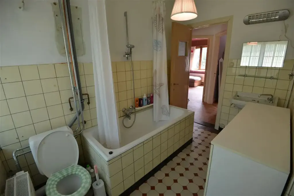 Vannitoad - Spacious House with Stately Facade in Wevelgem