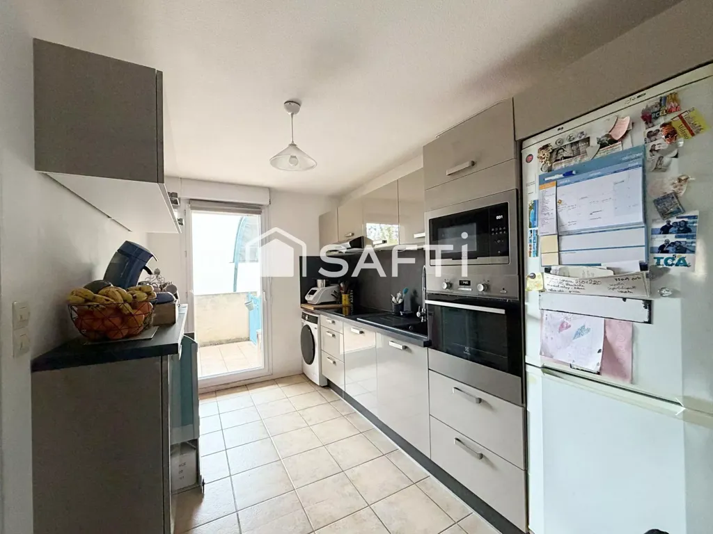 Köök - Modernised Apartment with Balcony in Aucamville