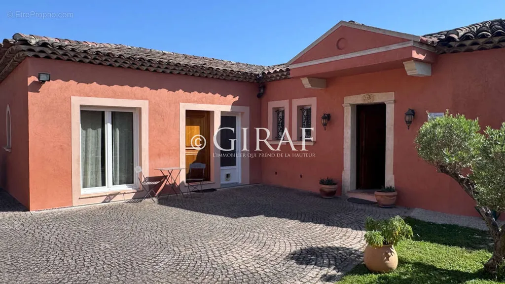 Aed - Mediterranean Villa with Pool in Residenial Area