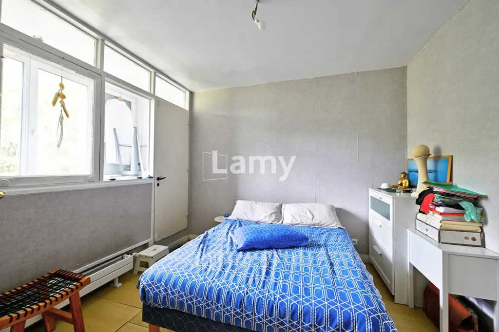 Magamistoad - 3-Bedroom Apartment with Balcony in Central Location