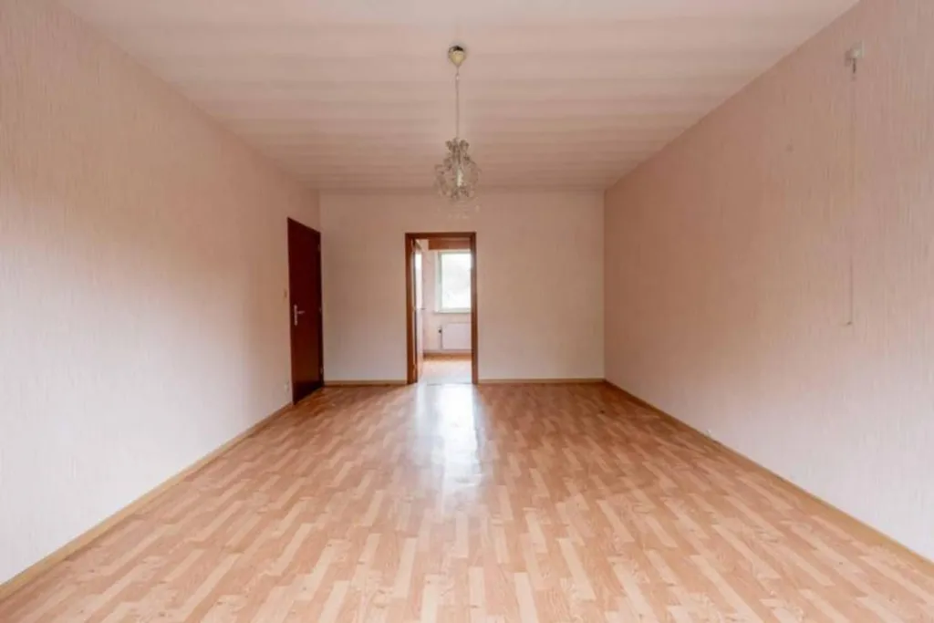 House to Renovate in Weerde Centre