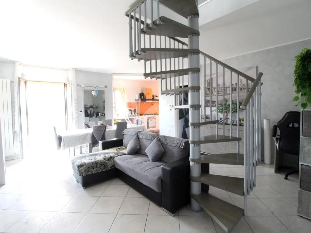 Elutuba - Penthouse Apartment with Balcony in Pianezza