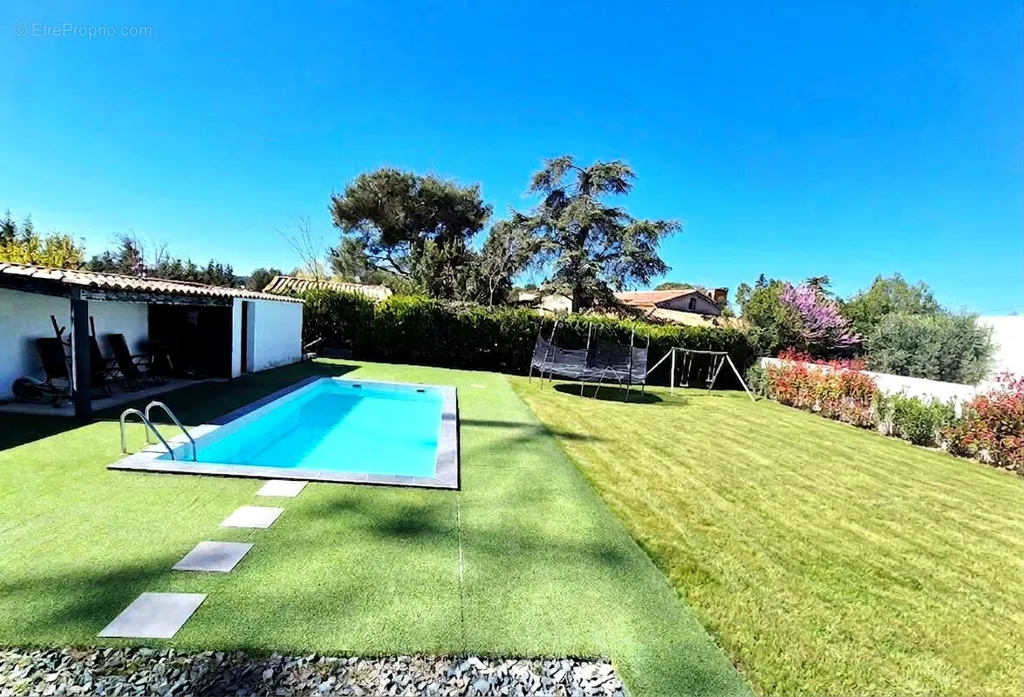Piscine - Maison avec Piscine et Jardin à VENTABREN