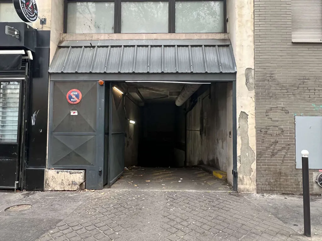 Garage - Parking Space in Paris 18ème
