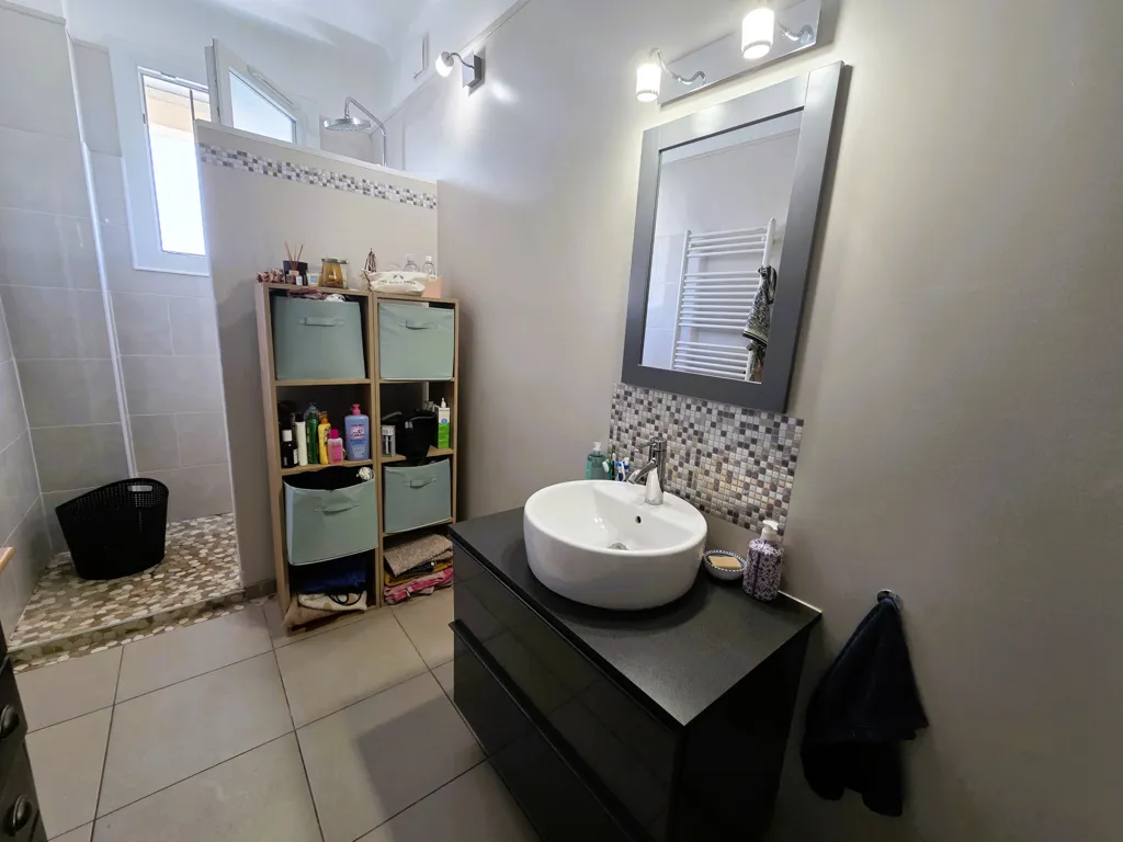 Salles de bain - Maison Individuelle avec Hauteurs de Plafond à Savigny-sur-Orge